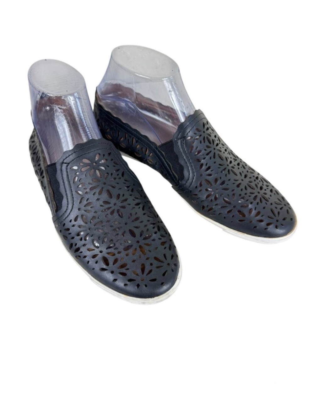 AERIN Leather Black Eyelet Rubber Soled Slip On Comfort Flats Flirty Summer‎ 8